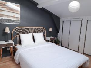 Duplex lumineux avec bureau séparé dans le centre