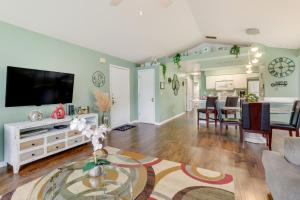 Kissimmee Condo with Private Porch Less Than 7 Mi to Disney!
