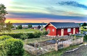 Stuga på hästgård med sjöutsikt