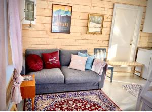 Stuga på hästgård med sjöutsikt