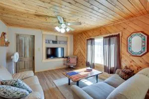 Lead Hideaway with Fireplace, Grill and Deck! - Roubaix