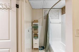Cozy Buckhead Suite - great area, free easy parking, near shops and restaurants