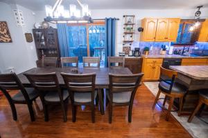 Harmony Hill Stylish 4bd Mountain Retreat, Hot Tub, Games