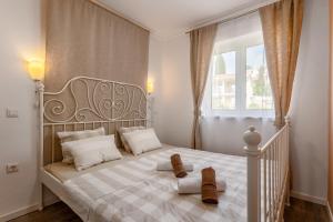 Seaside apartments with a swimming pool Njivice, Krk - 21421