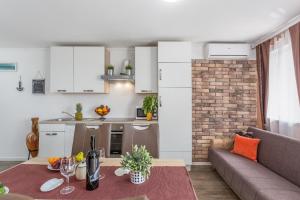 Seaside apartments with a swimming pool Njivice, Krk - 21421