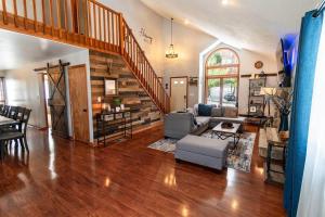 Harmony Hill Stylish 4bd Mountain Retreat, Hot Tub, Games