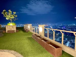 Cozy 1 BR ScandinavianTropical Condo with Balcony & Parking