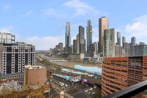 Aura off Flinders Lane - A City Centre Balcony Abode