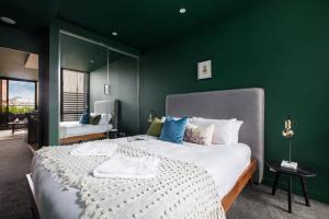 Evergreen Oasis - Poolside Living on Stanley Street