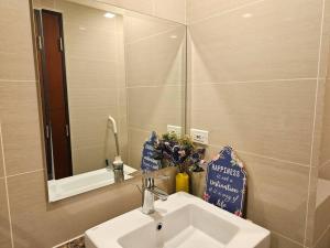 One Uptown in BGC Chic & Trendy 1BR 200mbps fiber