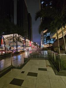 One Uptown in BGC Chic & Trendy 1BR 200mbps fiber