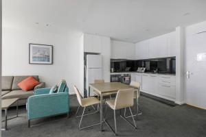 Kavanagh Cool - A Central Resort-style Pad