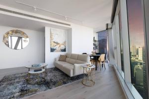 Iconic High-view Oasis between Docklands and CBD