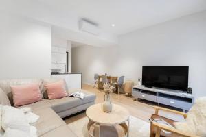 Refined City Pad in Central Melbourne with Pool