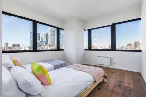 Plaid Parlour City-Centre Comfort & Skyline Views