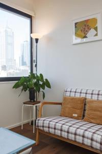 Plaid Parlour City-Centre Comfort & Skyline Views