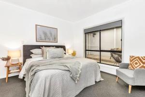 Breezy B on the Esplanade with Direct Beach Access