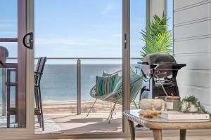 Hamptons-inspired Waterfront Living on Moana Beach