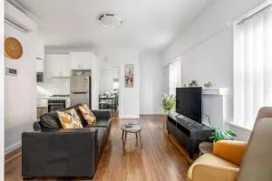 Art Deco Modern within Elwood's Inner-city Scene - Elsternwick