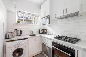 Art Deco Modern within Elwoods Inner-city Scene