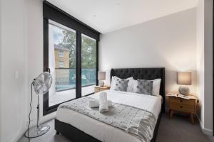 Executive Resort-Style Living at Leafy Albert Park