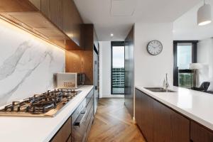 Lakeside Five Star Comfort with Uninterrupted Views