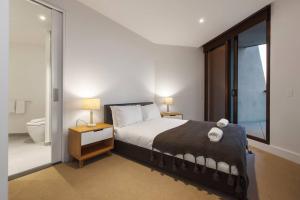 Lakeside Five Star Comfort with Uninterrupted Views