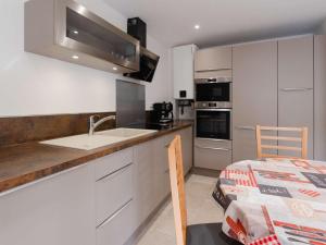 Appartement T3 climatisé, rénové avec goût, à 150m de la plage, avec terrasse et équipements complets - FR-1-409-204