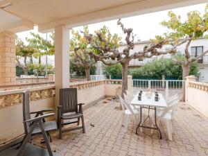 Appartement T3 climatisé, rénové avec goût, à 150m de la plage, avec terrasse et équipements complets - FR-1-409-204