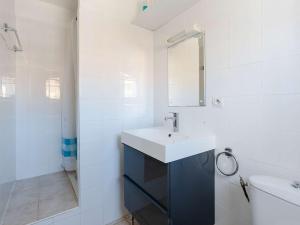 Pavillon Confortable avec Piscine, Terrasse et Parking Privé - FR-1-409-220