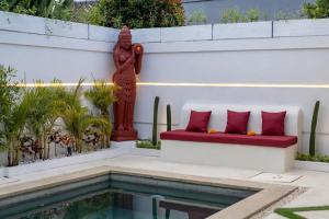 Cosy 2bd Chic Villa with Private Pool in Central Location