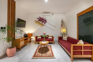 Cosy 2bd Chic Villa with Private Pool in Central Location