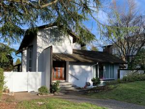 3Beds 2BA Cherry Blossom Suite - Free Parking - Central Oakridge Neighbourhood