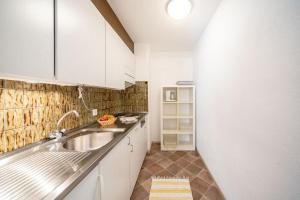 2303 Einfaches und guenstiges Studio