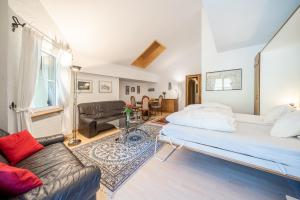 2403 Charmante Dachwohnung mit hohen Decken und Suedbalkon