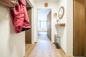 2404 Grosszuegige Maisonette Wohnung und Balkon mit atemberaubendem Talblick