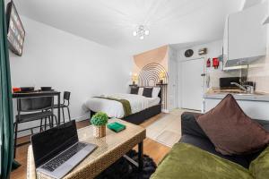 Stylish Brixton Studio in Central London, Wi-Fi, Parking, Sleeps 2