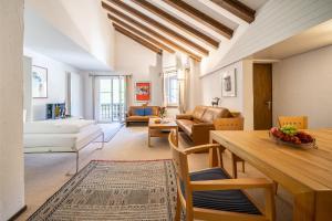 3403 Heimelige Wohnung mit viel Dachschraege