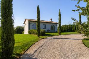 Cozy Cottage with Pool in Tuscany