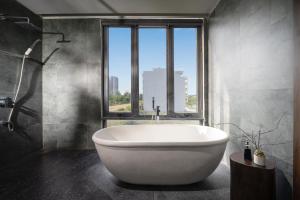 The Sense Apartment - Modern, Near My An Beach