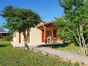 obrázek - Tidy bungalow with dishwasher on a green domain