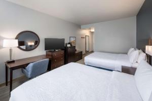 Queen Room with Two Queen Beds - Mobility Access/Non-Smoking room in Hampton Inn & Suites Phoenix North/Happy Valley
