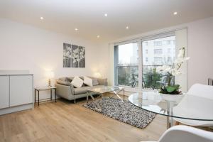 STATUM by BOURNECOAST - A Modern Flat with a Balcony Near the Town Centre - FM6275