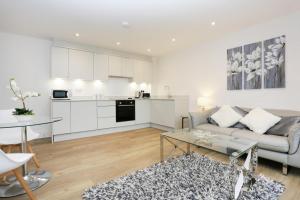 BOURNECOAST: MODERN FLAT NEAR TOWN CENTRE - FM6275