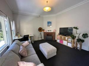 Cosy Flat metres from Rottnest Ferry - Hosted by CanStay