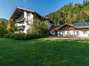 Apartment Alpenrose 2 by Interhome
