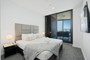 Gorgeous Oceanview 2B2B beachfront apartment in Surfers