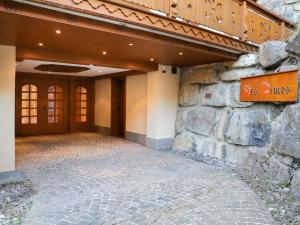 Apartment Les Cîmes 8 by Interhome