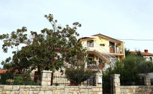 MARA House with Apartments