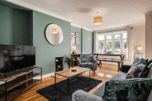 Stunning and modern house with free parking plenty of space and an outdoor garden to enjoy presented by Our Home Short Stays - Carlton